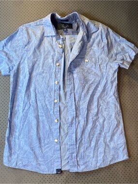 Eve Light Blue Short-Sleeve Button-Down Shirt with Subtle Leaf Print